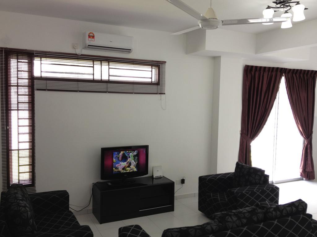 Comfort Holiday Home @ Bukit Indah ジョホールバル エクステリア 写真