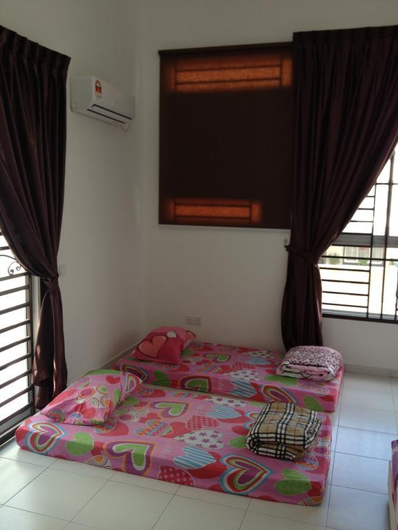 Comfort Holiday Home @ Bukit Indah ジョホールバル エクステリア 写真